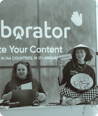 Schwarz-weiß Foto des Stands des Collaborator auf dem SEO Mastery Summit, mit Teammitgliedern, die mit Besuchern interagieren, und Unternehmensbranding sowie Informationen über Inhaltsverteilungsdienste im Hintergrund sichtbar