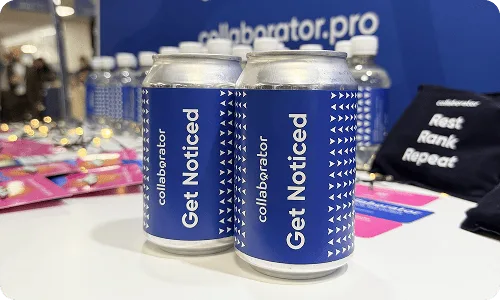Gebrandete Dosen von Collaborator am Stand während der BrightonSEO 2025.