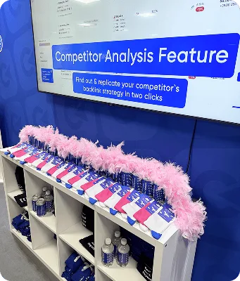 Collaborator-Merch unter einem Bildschirm mit der Funktion „Wettbewerbsanalyse“ auf der BrightonSEO 2025.