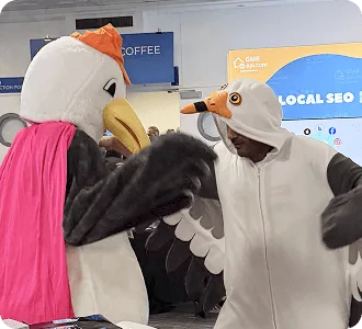 Zwei Möwenmaskottchen am Collaborator-Stand während der BrightonSEO 2025.