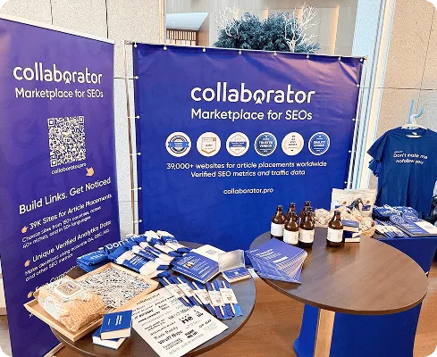 Collaborator-Stand mit gebrandeten Bannern, Merch, Büchern und Getränken auf dem Baltic-Nordic SEO Summit 2026.