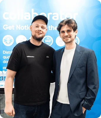 Die Gründer von Collaborator posieren gemeinsam am Stand auf der BrightonSEO 2026.