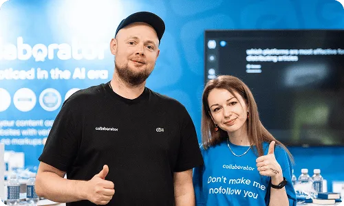 Zwei Mitglieder des Collaborator-Teams posieren gemeinsam am Stand auf der BrightonSEO 2026.