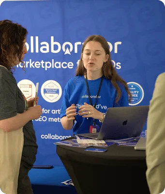 Ein Mitglied des Collaborator-Teams spricht mit einem Besucher am Stand auf dem Croatia SEO Summit.