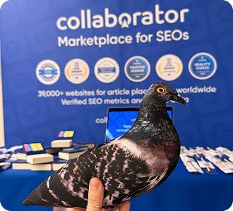 Die Tauben-Maskottchenfigur ruht auf Collaborator-Broschüren am Stand auf dem Croatia SEO Summit.