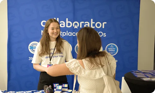 Ein Vertreter von Collaborator spricht mit einem Teilnehmer am Stand auf dem Croatia SEO Summit.