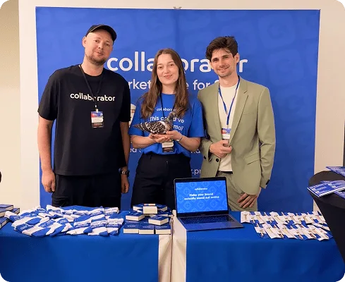 Mitglieder des Collaborator-Teams posieren am Stand auf dem Croatia SEO Summit.