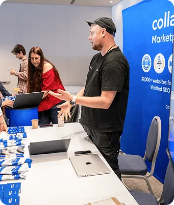 Ein Vertreter von Collaborator spricht mit Teilnehmern der Digital Marketing Europe 2026 über SEO.