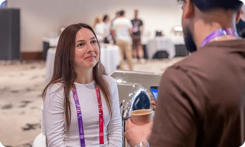 Ein Teilnehmer spricht mit einem Vertreter von Collaborator auf der Digital Marketing Europe 2026.