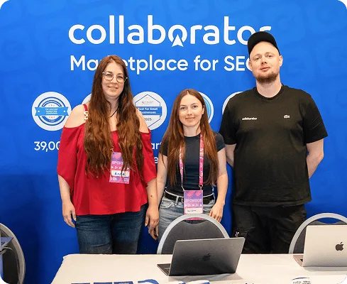 Mitglieder des Collaborator-Teams posieren am gebrandeten Stand während der Digital Marketing Europe 2026.
