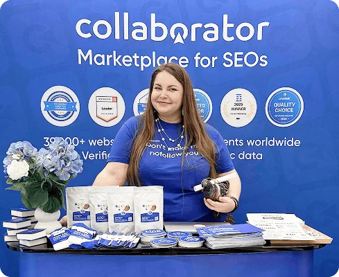 Ein Vertreter von Collaborator steht mit Veranstaltungsmaterialien am gebrandeten Stand auf der SERP Conf. Sofia 2026.
