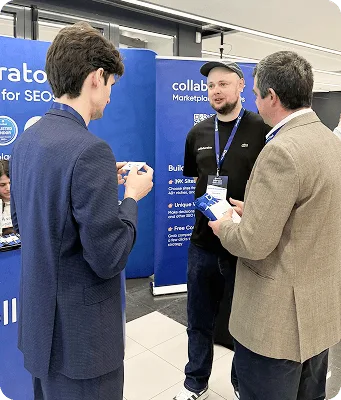 Ein Vertreter von Collaborator spricht mit einem Teilnehmer auf der SERP Conf. Sofia 2026.