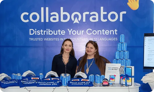 Mitglieder des Collaborator-Teams stehen gemeinsam am Unternehmensstand während des SEO Mastery Summit 2025.