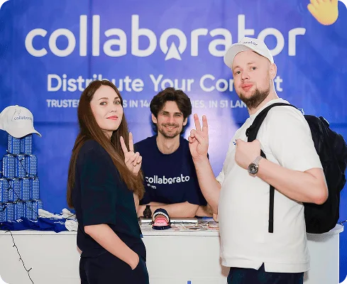 Drei Mitglieder des Collaborator-Teams posieren am Unternehmensstand während des SEO Mastery Summit 2025.